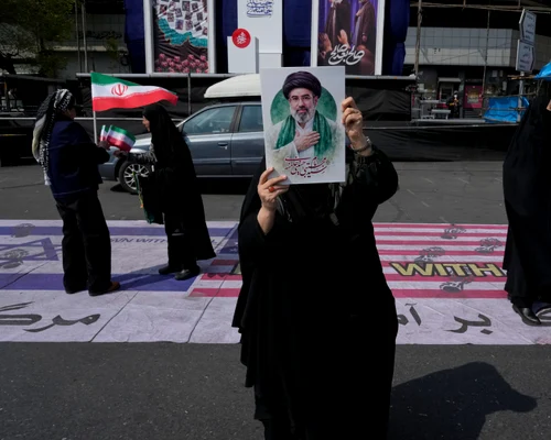 O femeie își exprimă susținerea față de Mojtaba Khamenei  Teheran FOTO profimedia jpg