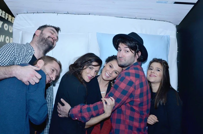 Smiley s-a fotografiat în patul de la premieră alături de Cătălina Ciobanu şi gaşca Hahaha Production