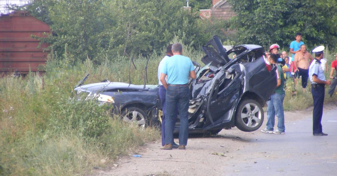 Maşina a fost distrusă total în urma accidentului. FOTO: Mihai Petruş