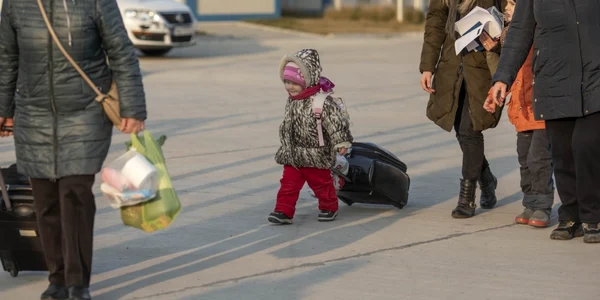 Refugiati ucraineni intrati în Romania cu bacul prin vama Isaccea FOTO Inquam Photos / Ilona Andrei