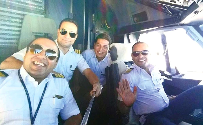 
    Căpitanul Shoukair şi echipa sa, veseli înainte de plecare  