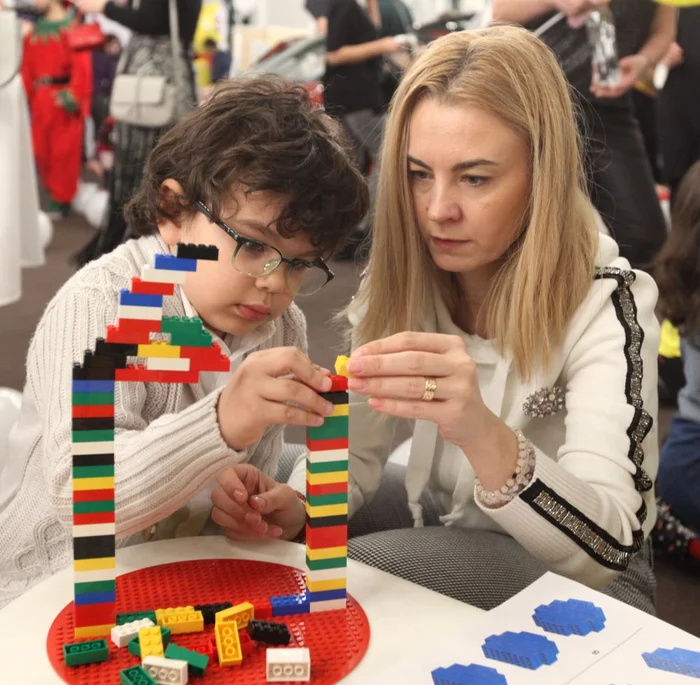 Augusta Lazarov a constuit cu Luca un turn din piese lego