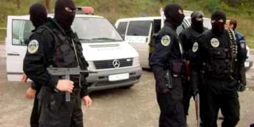 Oamenii legii au ridicat telefoane mobile şi bijuterii