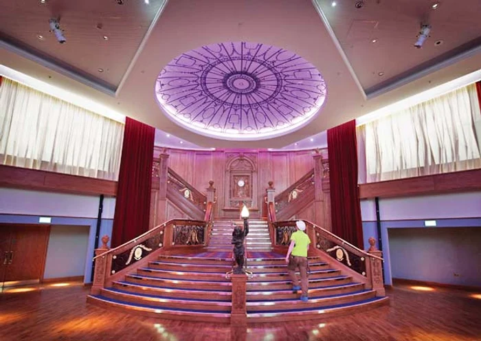 Finisajele minuţioase au fost realizate de artizani chinezi