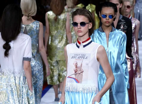 Un model prezintă o creatie din colecţia primăvară/vară 2015 a casei de moda Talbot Runhof la Paris Franţa FOTO AP