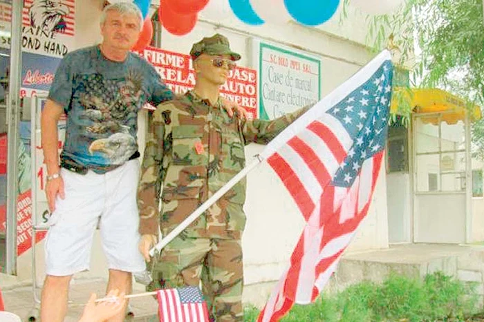 
    Gheorghe Olteanu  se mândreşte  cu afacerea sa (FOTOGRAFII: MĂDĂLIN SOFRONIE)  