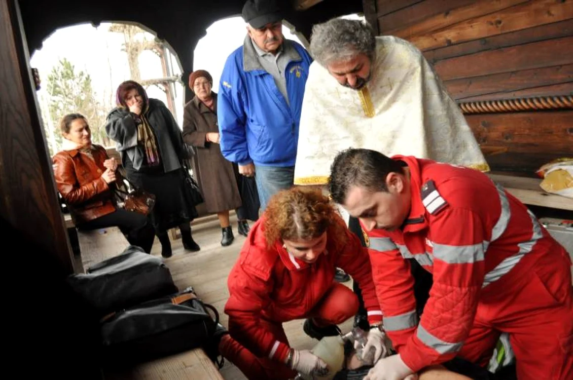 Părintele nu şi-a mai revenit din colapsul suferit la Biserica Sfântul Mina FOTO Teo Tucan - TV Neptun