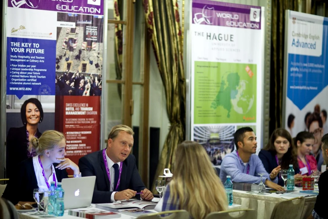Persoanele interesate sunt aşteptate la târgul World Education Fair. FOTO: vinsieu.ro