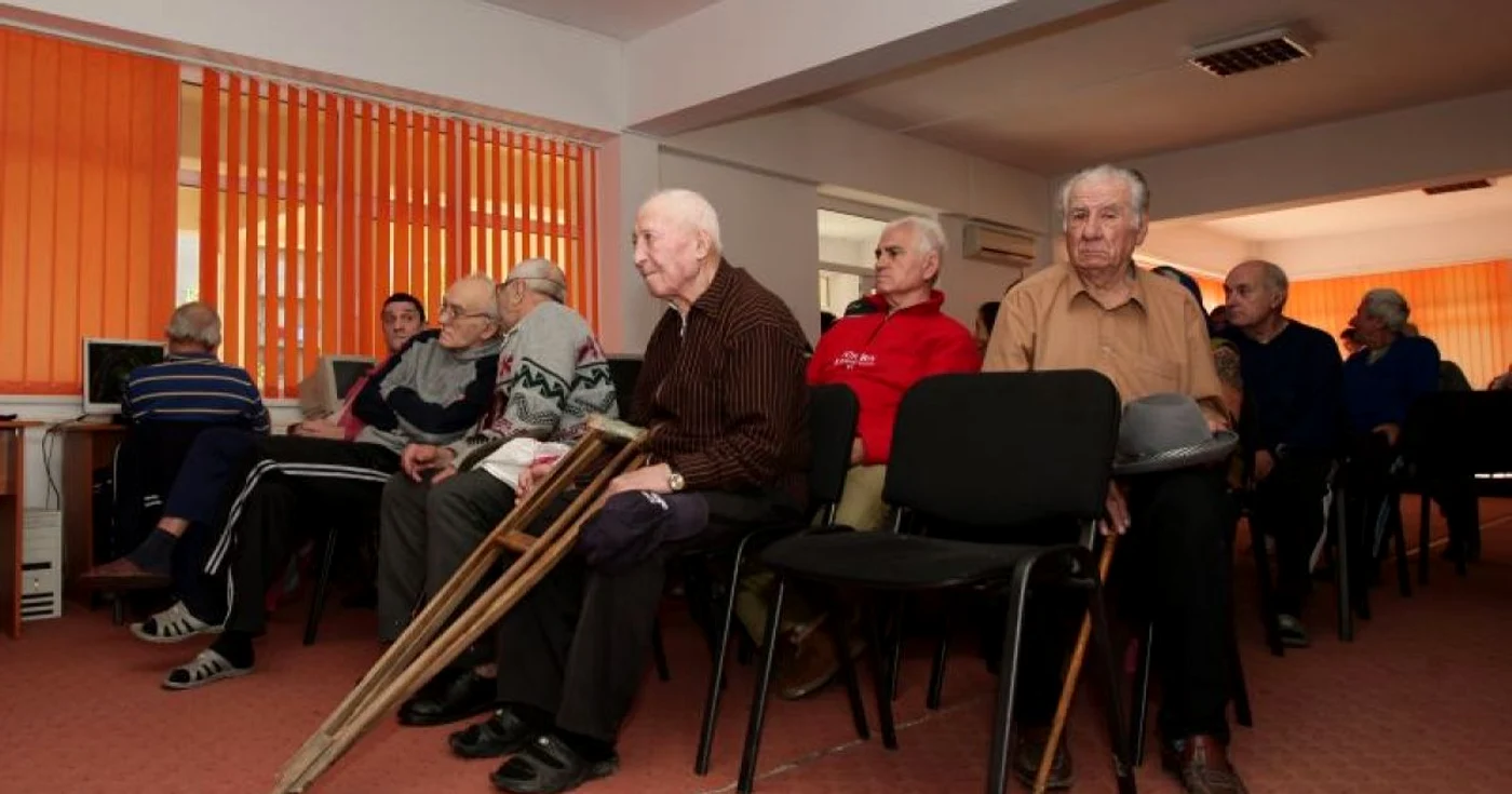 Bătrânilor de la azil li se pregăteşte o surpriză mâine, la ora 10.30.