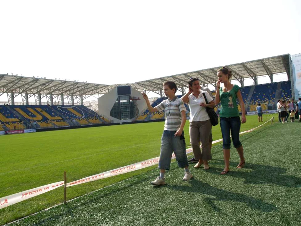 Mii de vizitatori au admirat stadionul ploieştean (foto: Alex Policală)