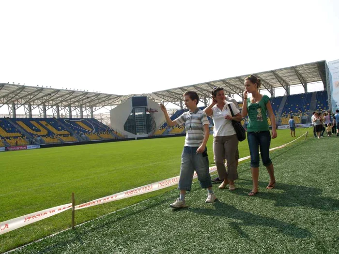 Mii de vizitatori au admirat stadionul ploieştean (foto: Alex Policală)