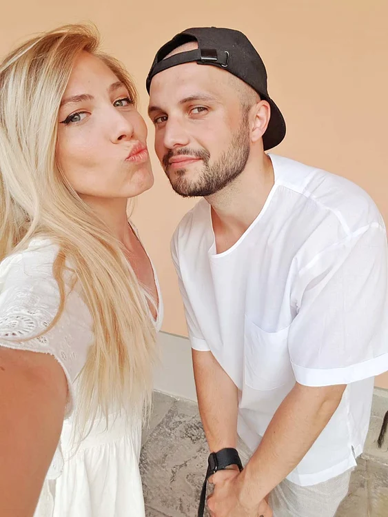 Anca Cojocaru a participat la “X-Factor”,  iar Andrei Vitan, la “Vocea României”.  Acum se pregătesc de nuntă