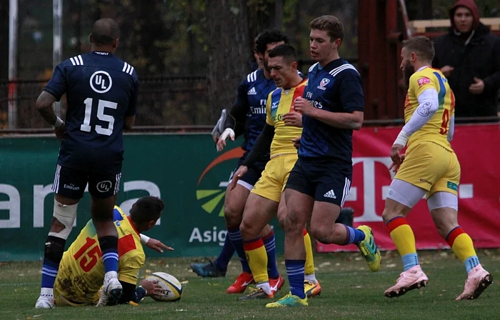 
    Ionel Melinte a culcat balonul în terenul de țintă americanFoto: Marian Burlacu  