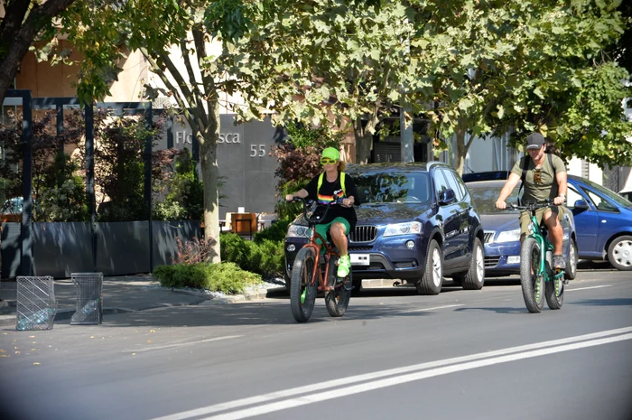 Delia şi Răzvan au fost surprinşi la plimbare, pe bicicletă, prin Bucureşti 