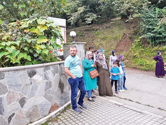 Fanii serialului își așteaptă idolii la intrare pe platourile de filmare