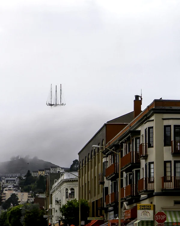 Turnul Sutro din San Francisco, acoperit de ceață, seamănă cu o corabie zburătoare