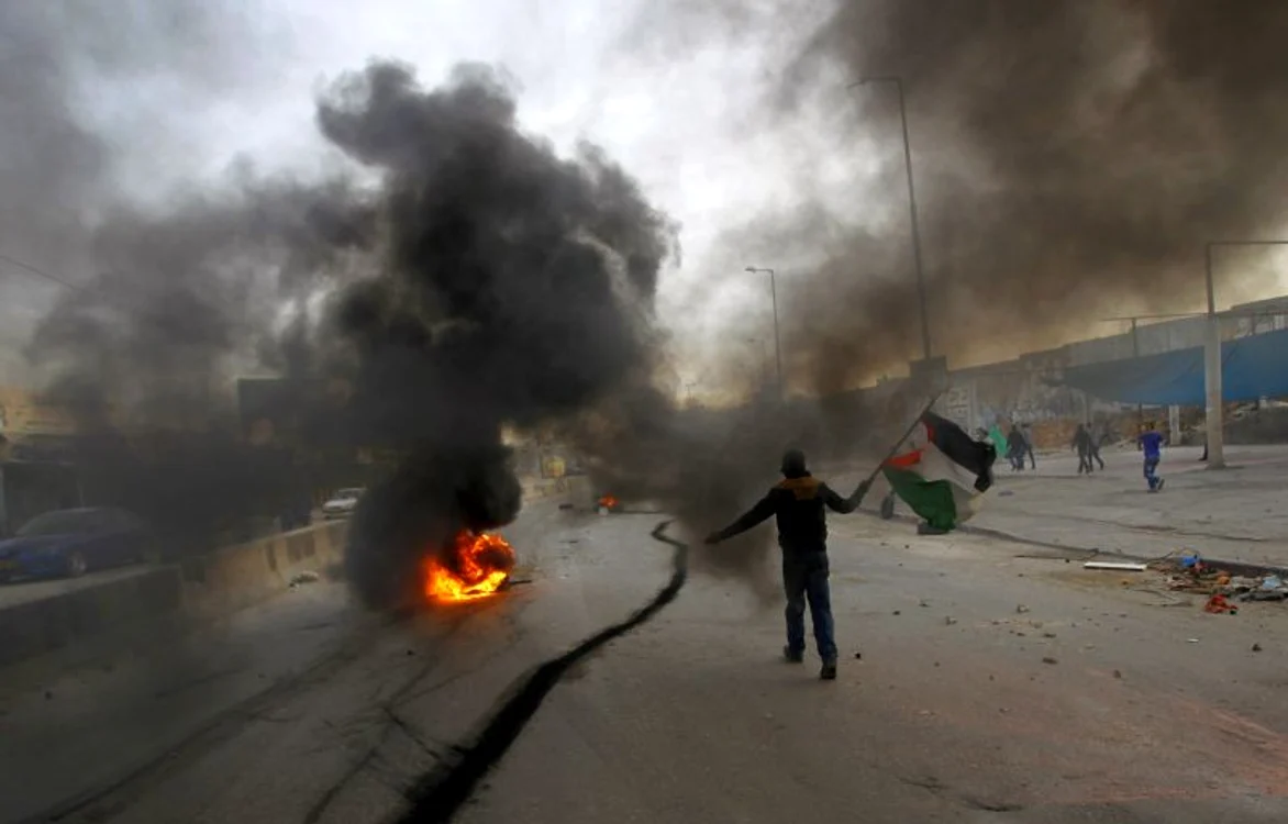 
    Armata israeliană a lansat un atac aerian asupra unor obiective din Fâşia Gaza. (Foto: Reuters)  