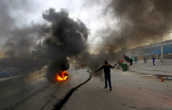 
    Armata israeliană a lansat un atac aerian asupra unor obiective din Fâşia Gaza. (Foto: Reuters)  
