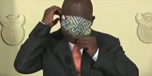 Cyril Ramaphosa chinuindu-se sa-si puna masca sanitara