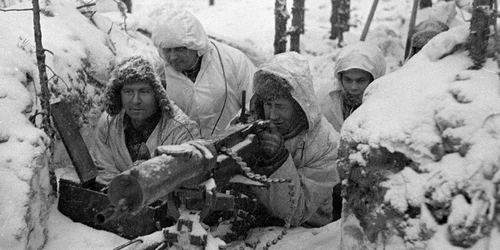 Soldati finlandezi luptand in Razboiul de Iarna FOTO Wikipedia