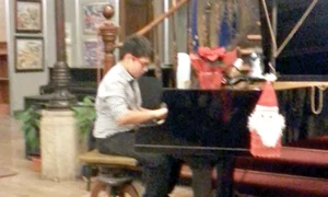 Gloria şi Andrew au  făcut o pe mama lor  să fie mândră de ei (Foto: Arhiva Personală) jpeg