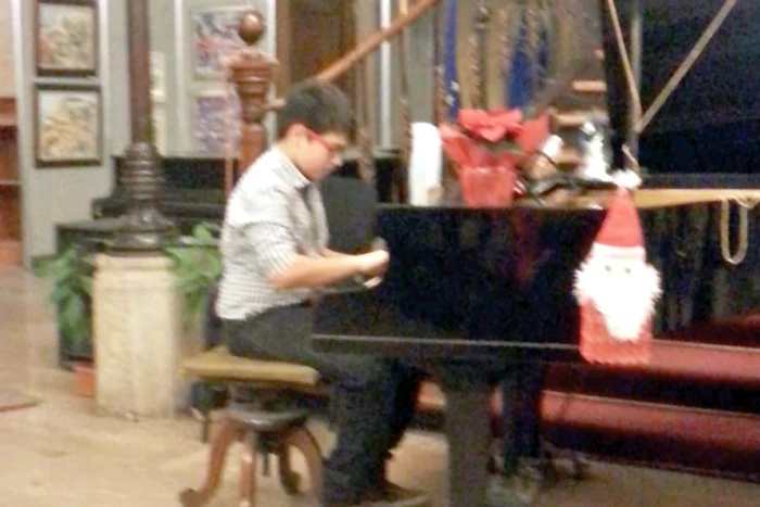 Gloria şi Andrew au făcut-o pe mama lor să fie mândră de ei (Foto: Arhiva Personală)