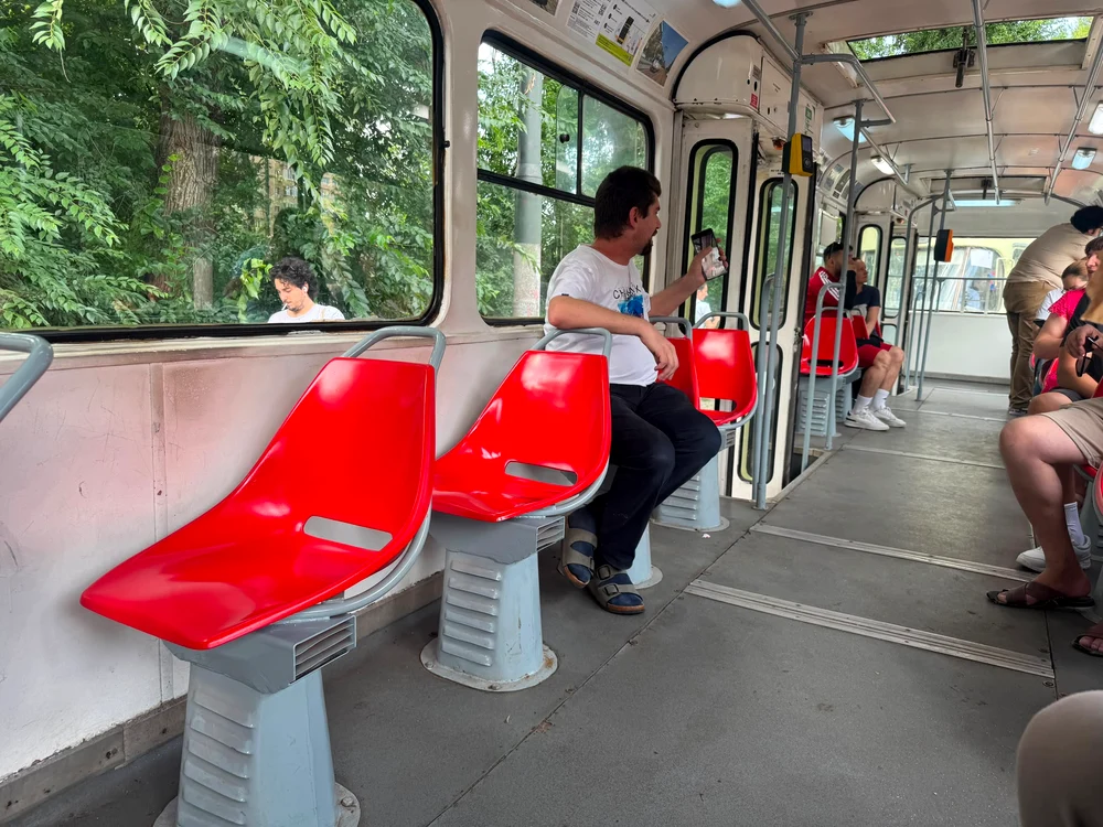 Interiorul tramvaiului Tatra T4R. FOTO: Adevărul
