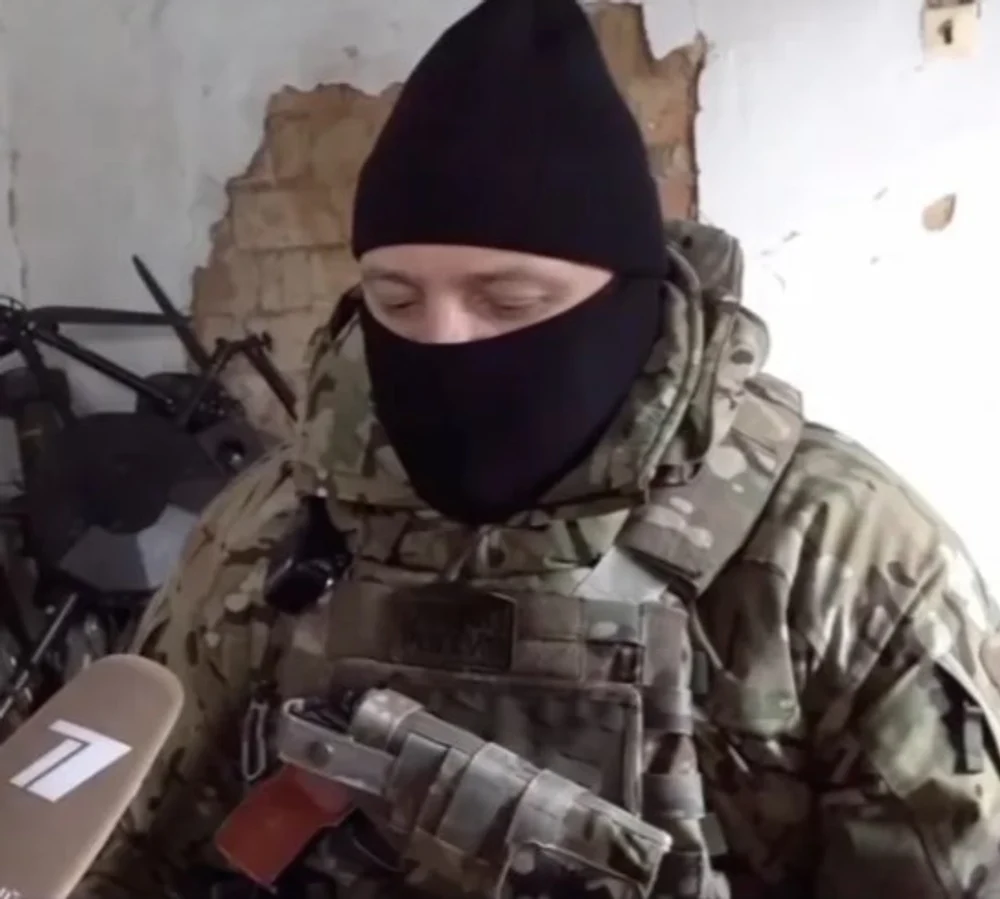 Scandal în armata rusă. Lunetist de top, arestat după și-a provocat singur răni de război. Zeci de parașutiști au fost reținuți