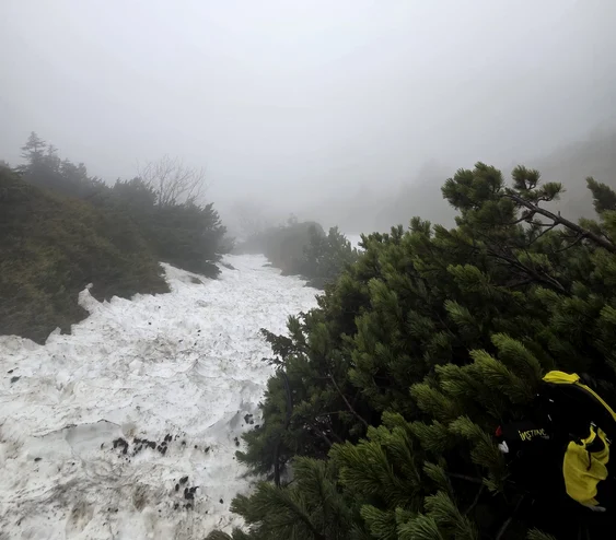 O intervenţie de amploare are loc în Munţii Bucegi, în zona Cabanei Mălăieşti. 