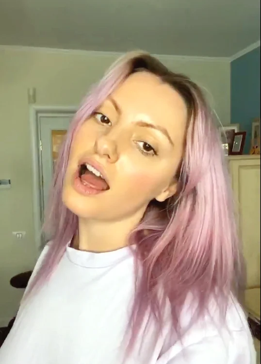 Alexandra Stan şi-a colorat părul