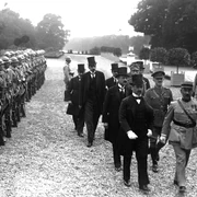 Signature de la Paix avec la Hongrie, en tête Benárd Ágost hongrois(passant devant un piquet d'honneur à Versailles) jpg