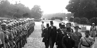 Signature de la Paix avec la Hongrie, en tête Benárd Ágost hongrois(passant devant un piquet d'honneur à Versailles) jpg
