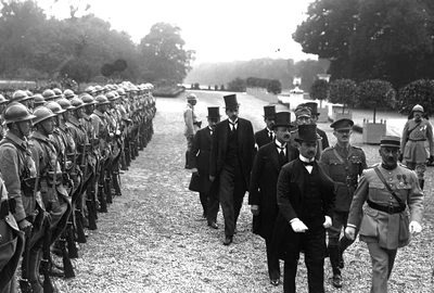 Signature de la Paix avec la Hongrie, en tête Benárd Ágost hongrois(passant devant un piquet d'honneur à Versailles) jpg