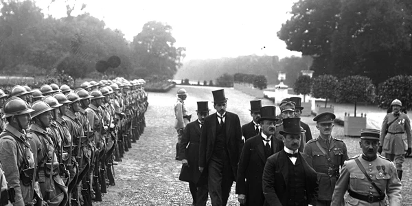 Signature de la Paix avec la Hongrie, en tête Benárd Ágost hongrois(passant devant un piquet d'honneur à Versailles) jpg