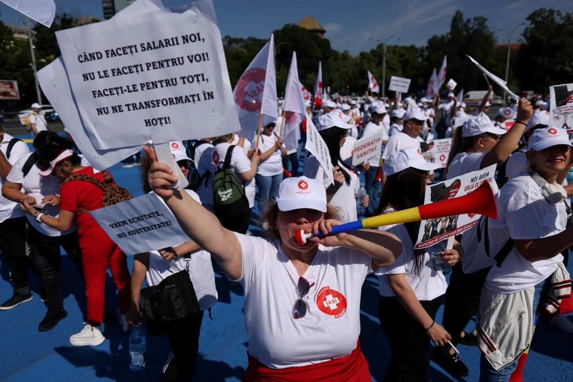 Sindicaliști ai Sanitas protestează în fața guvernului, București 3 iunie 2026. Inquam Photos / George Călin
