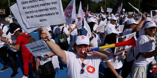 Sindicaliști ai Sanitas protestează în fața guvernului, București 3 iunie 2026. Inquam Photos / George Călin