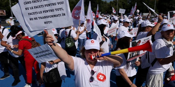 Sindicaliști ai Sanitas protestează în fața guvernului, București 3 iunie 2026. Inquam Photos / George Călin