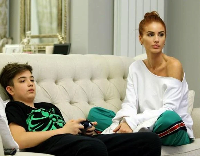 
    Geanina Ilieș are un fiu adolescent  