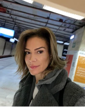  Roxana Ciuhulescu (44 de ani) s-a pozat, azi dimineață, într-o stație de metrou, pe peron