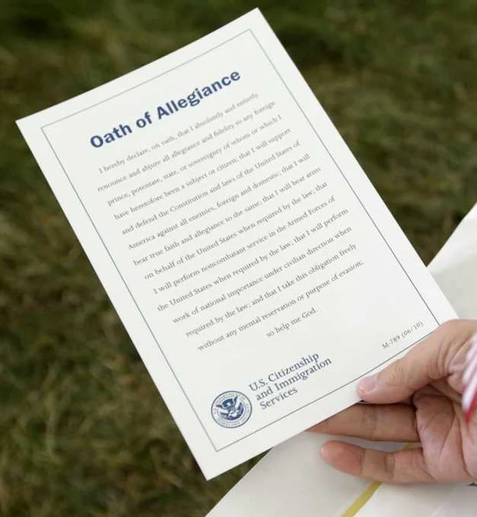 conditii pentru obtinerea cetateniei americane juramant