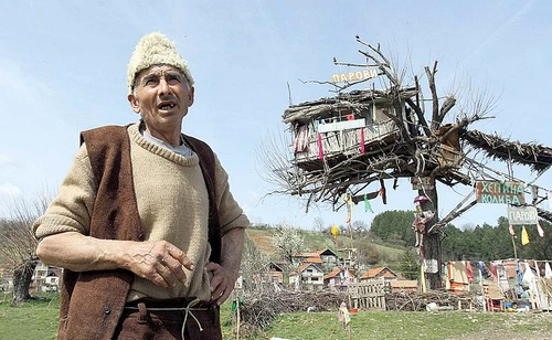 Panta Petrovic stă la aproape 10 metri deasupra solului