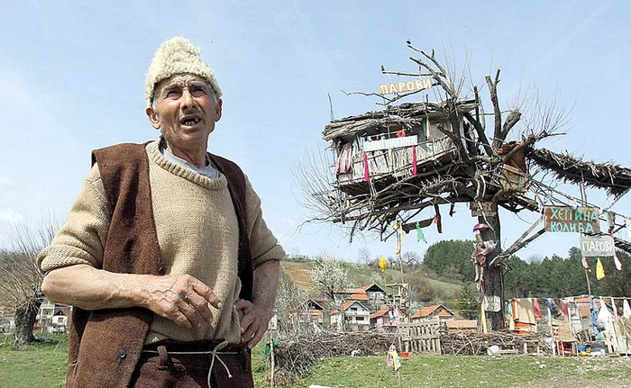 Panta Petrovic stă la aproape 10 metri deasupra solului