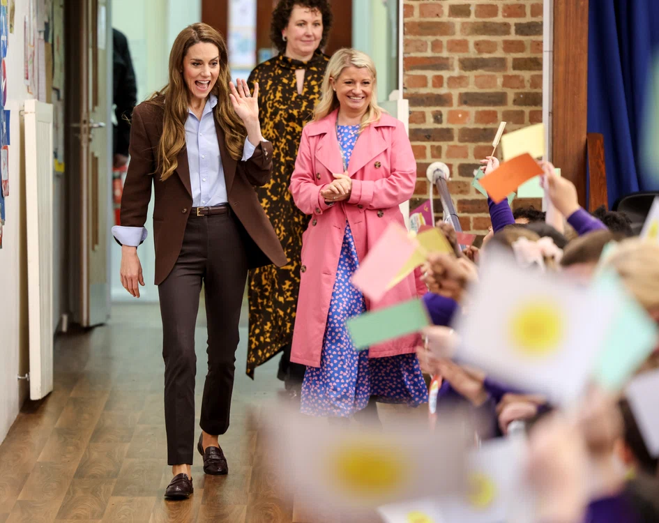 Kate Middleton fără tocuri la Castle Hill Academy in New Addington, Croydon, GettyImages (3) jpg