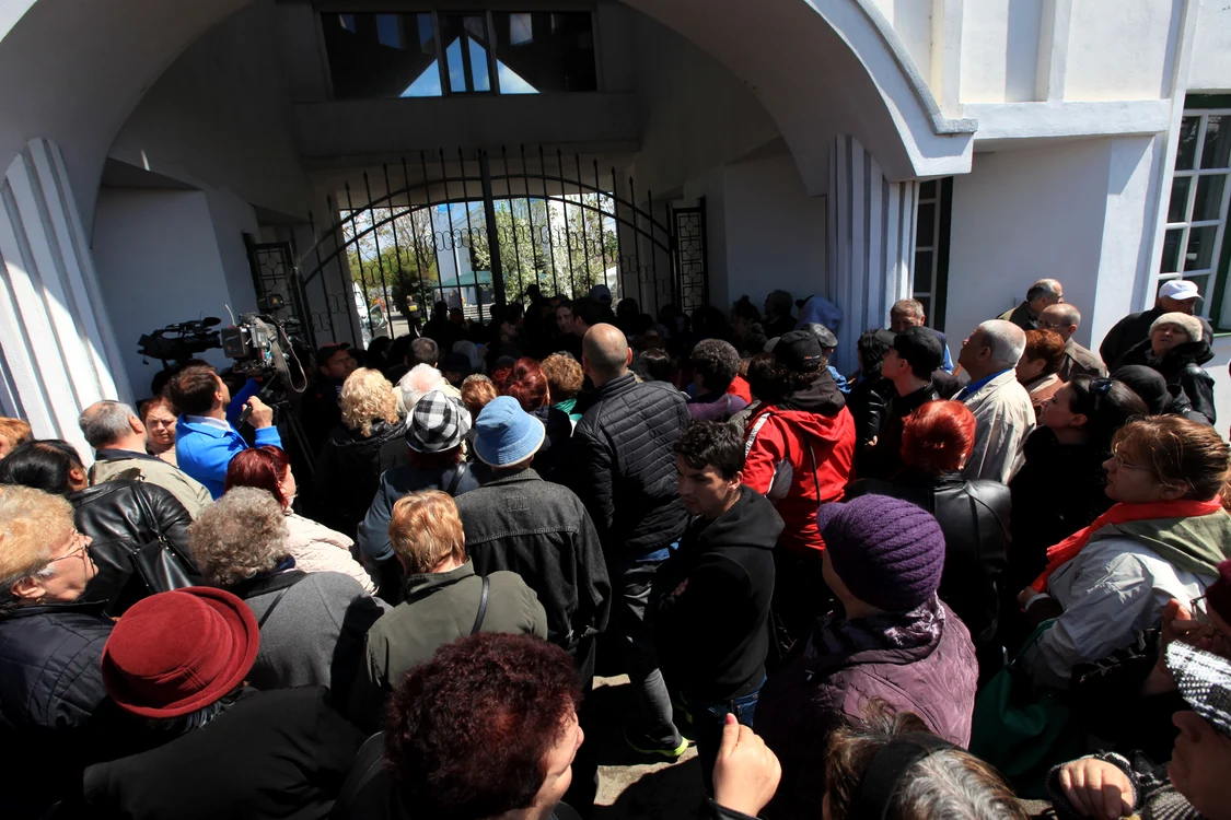 
    Înmormantare Marioara Zăvoranu. Zeci de curioşi s-au adunat la porţile cimitiruluiFoto: Roberto Sălceanu  