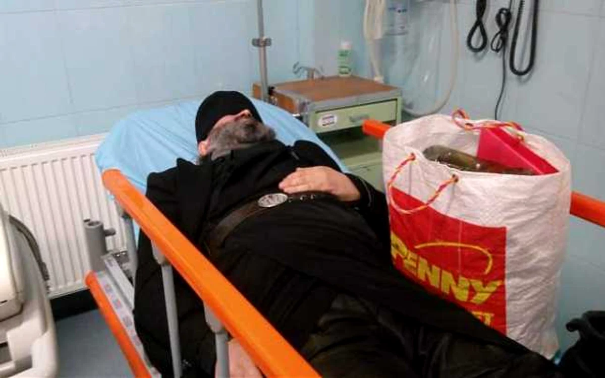 Călugărul din imagine a ajuns la Urgenţe după ce s-a îmbătat. A făcut scandal şi a înjurat personalul medical FOTO monitorulbt.ro