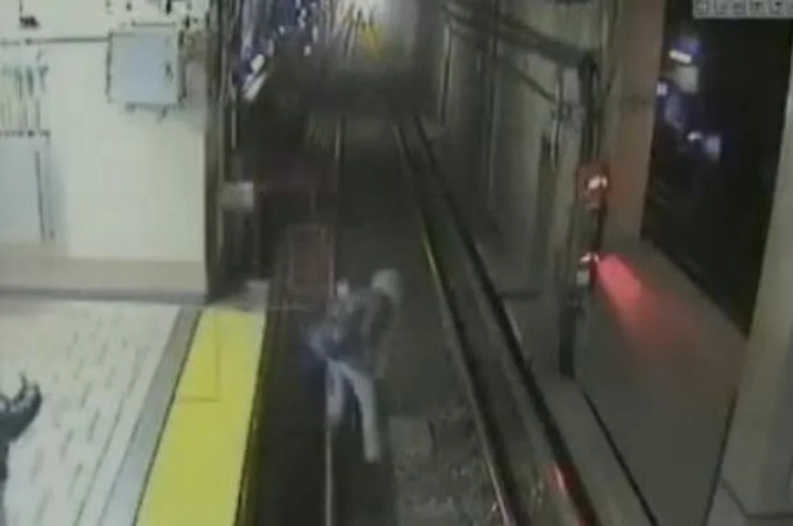 
    Metroul a oprit la doar câţiva centrimetri de femeie  