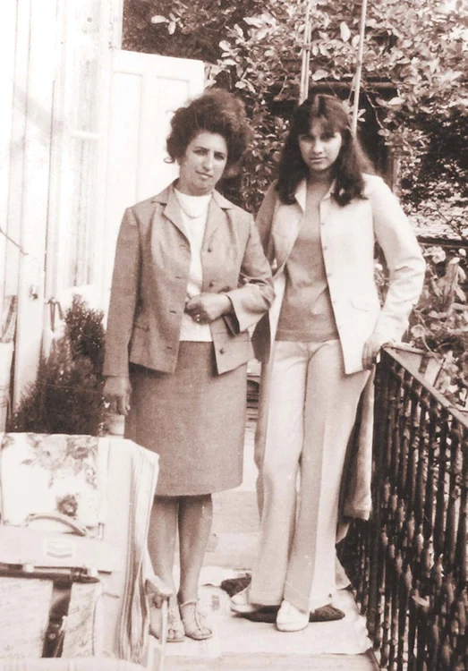 Carmen Iohannis,  în tinereţe, alături  de mama sa,  Georgeta Lăzurcă