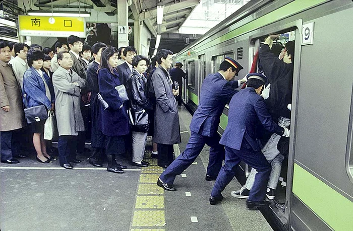 Înghesuitor în vagoane, meserie populară la metroul din Tokyo