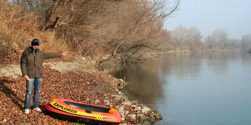 Unul dintre adolescenţi indicând locul prin care a traversat Prutul