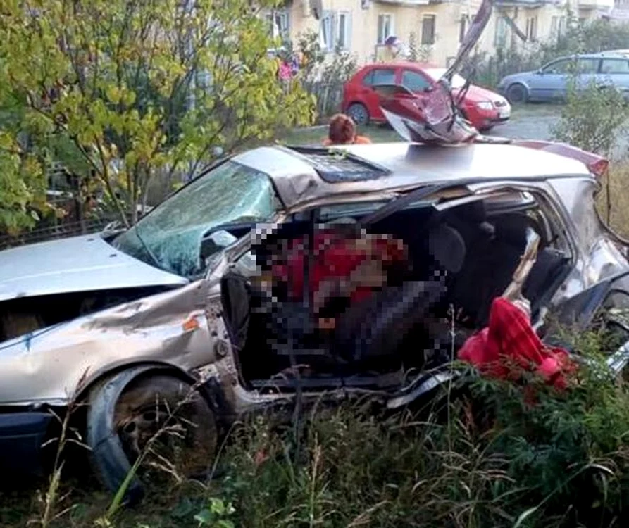 În urma impactului violent, maşina a fost transformată într-un morman de fiare